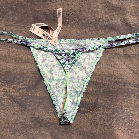 Victoria’s Secret v-string thong. Large. Cute flower pattern in pastels. New. - Picture 3 of 4